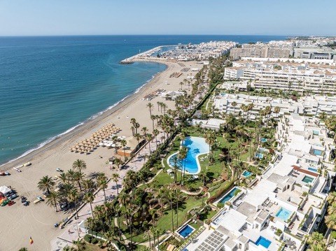 Los Granados II — beachfront pool and gardens